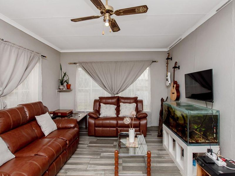 Three-bedroom stunner! Perfect for a young family or the savvy Investor! - Photo 7