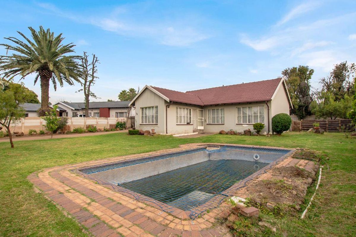 Three-bedroom stunner! Perfect for a young family or the savvy Investor! - Photo 5