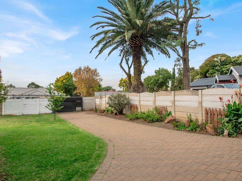 Three-bedroom stunner! Perfect for a young family or the savvy Investor! - Photo 6