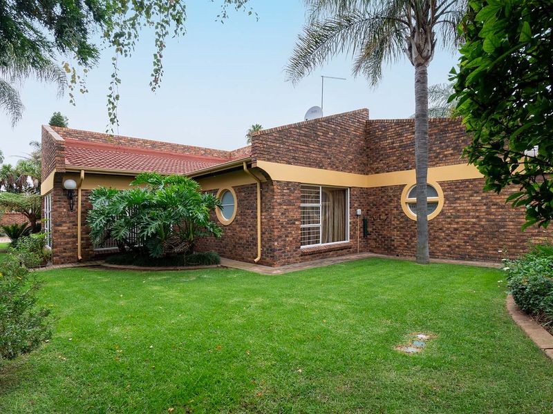 Stunning 4 bedroom family home with a prime address. Not to be missed! - Photo 4