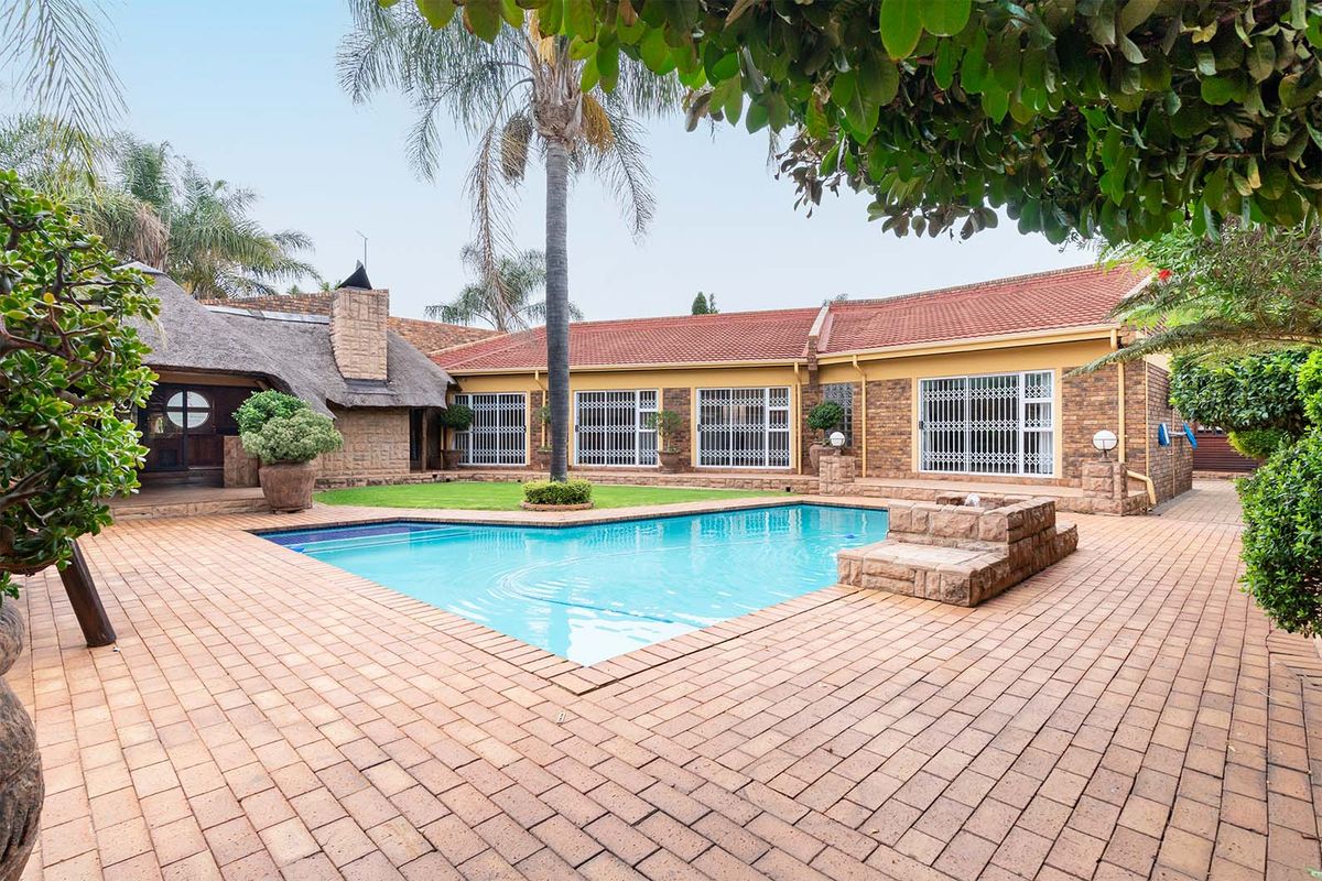 Stunning 4 bedroom family home with a prime address. Not to be missed! - Photo 5