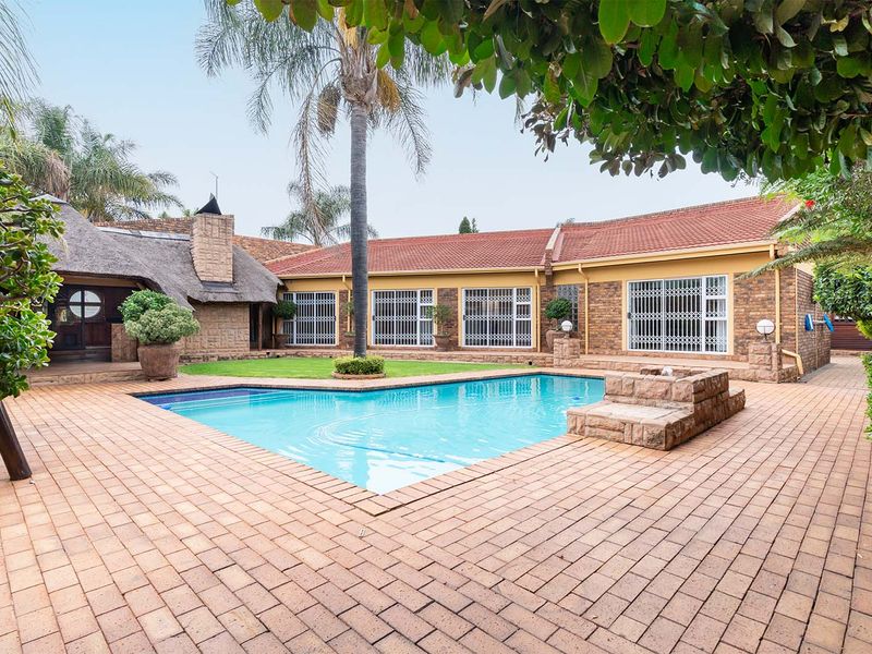 Stunning 4 bedroom family home with a prime address. Not to be missed! - Photo 5