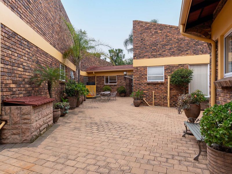 Stunning 4 bedroom family home with a prime address. Not to be missed! - Photo 10