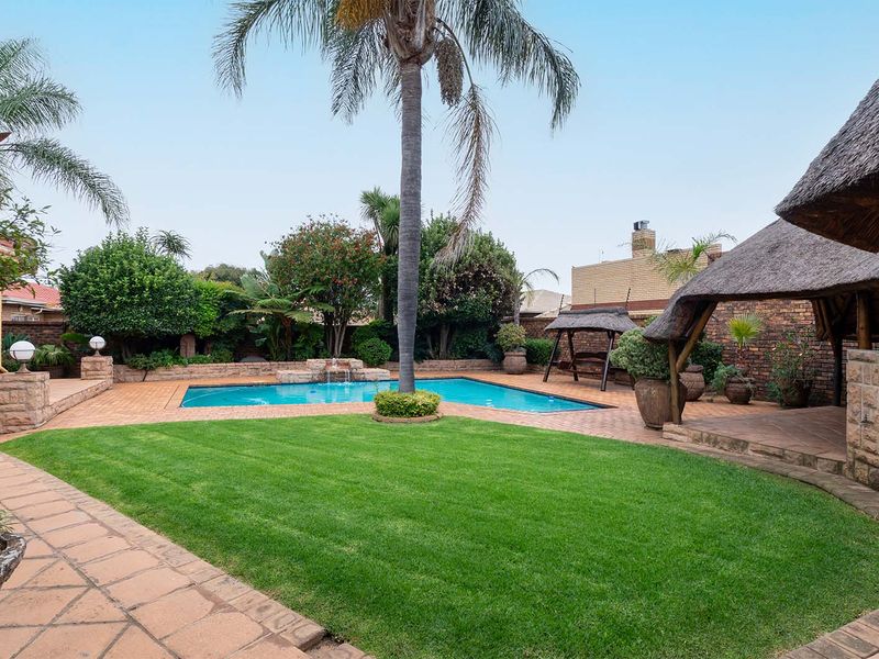 Stunning 4 bedroom family home with a prime address. Not to be missed! - Photo 8