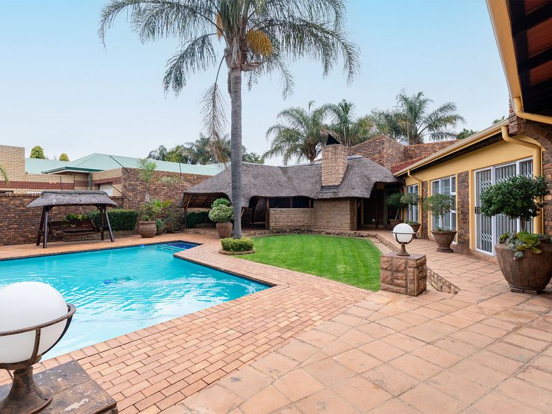 Stunning 4 bedroom family home with a prime address. Not to be missed! - Photo 7