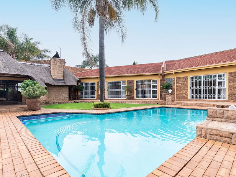 Stunning 4 bedroom family home with a prime address. Not to be missed! - Photo 6