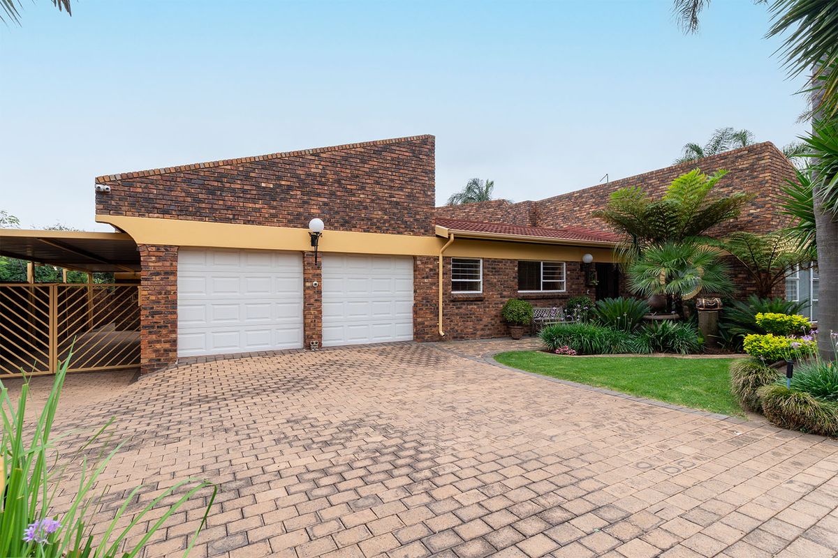 Stunning 4 bedroom family home with a prime address. Not to be missed! - Photo 2