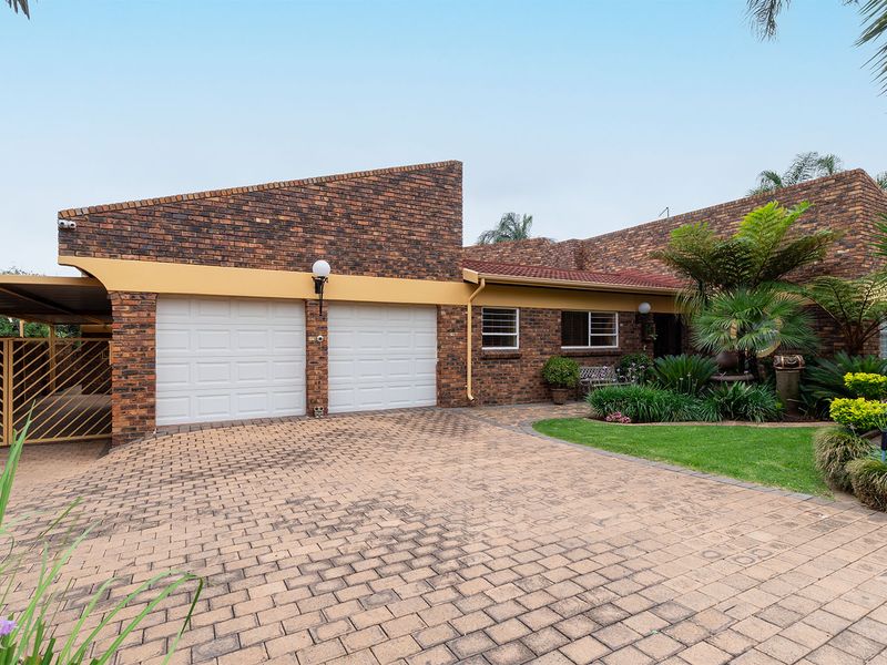 Stunning 4 bedroom family home with a prime address. Not to be missed! - Photo 2