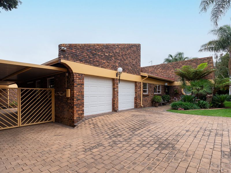 Stunning 4 bedroom family home with a prime address. Not to be missed! - Photo 3