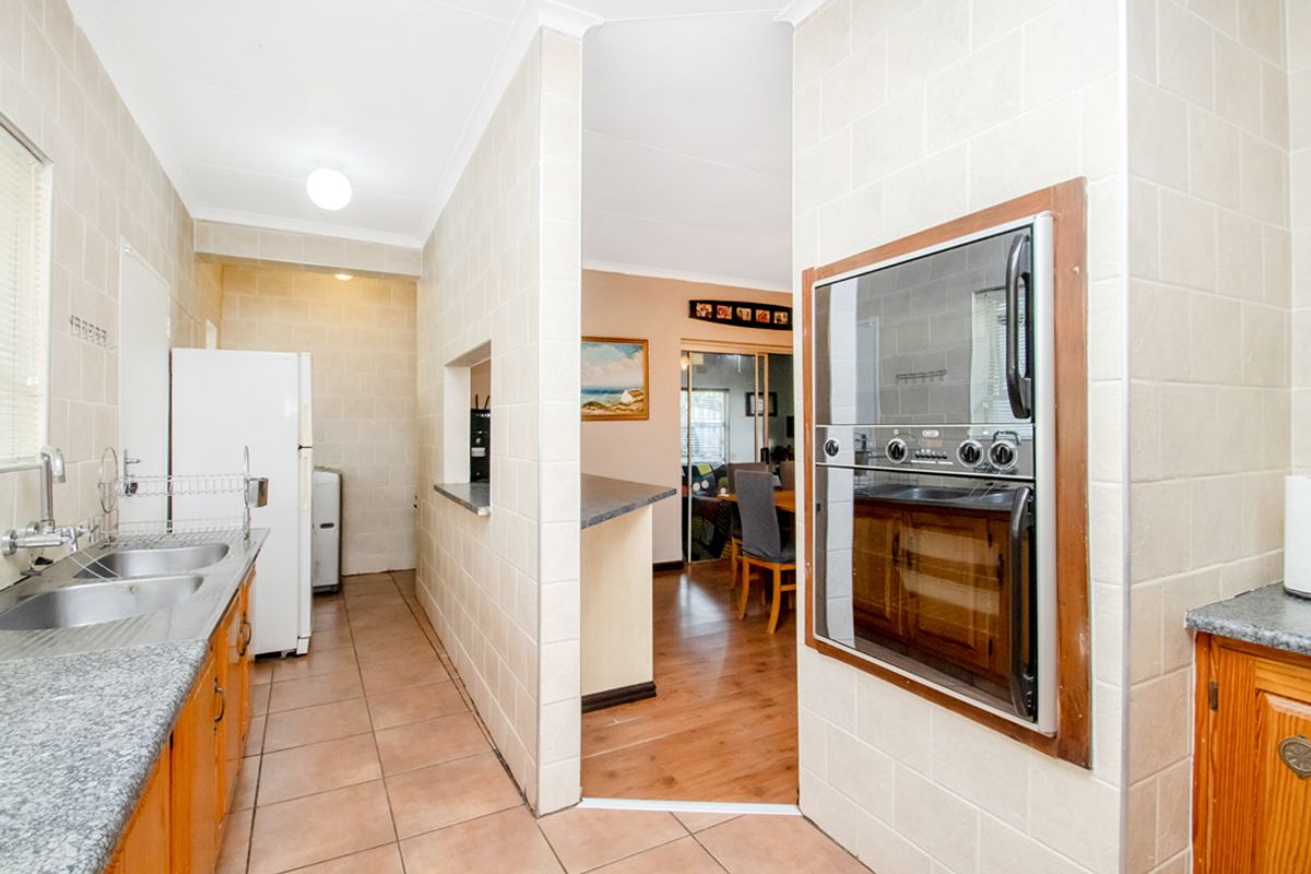 Breathtaking Views & Exceptional Family Living in Roodekrans! - Photo 4