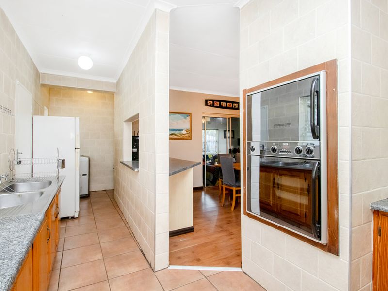 Breathtaking Views & Exceptional Family Living in Roodekrans! - Photo 4