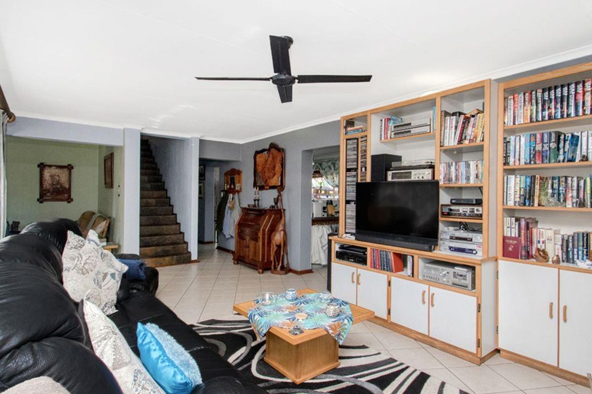 Spacious and Well-Maintained Family Home in the Heart of Wilro Park! - Photo 5