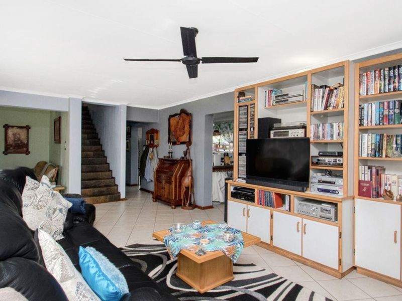 Spacious and Well-Maintained Family Home in the Heart of Wilro Park! - Photo 5