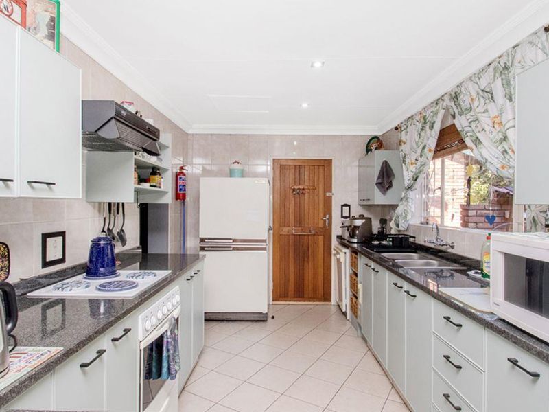 Spacious and Well-Maintained Family Home in the Heart of Wilro Park! - Photo 10