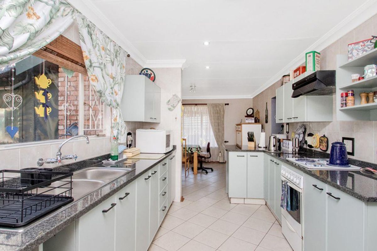 Spacious and Well-Maintained Family Home in the Heart of Wilro Park! - Photo 4