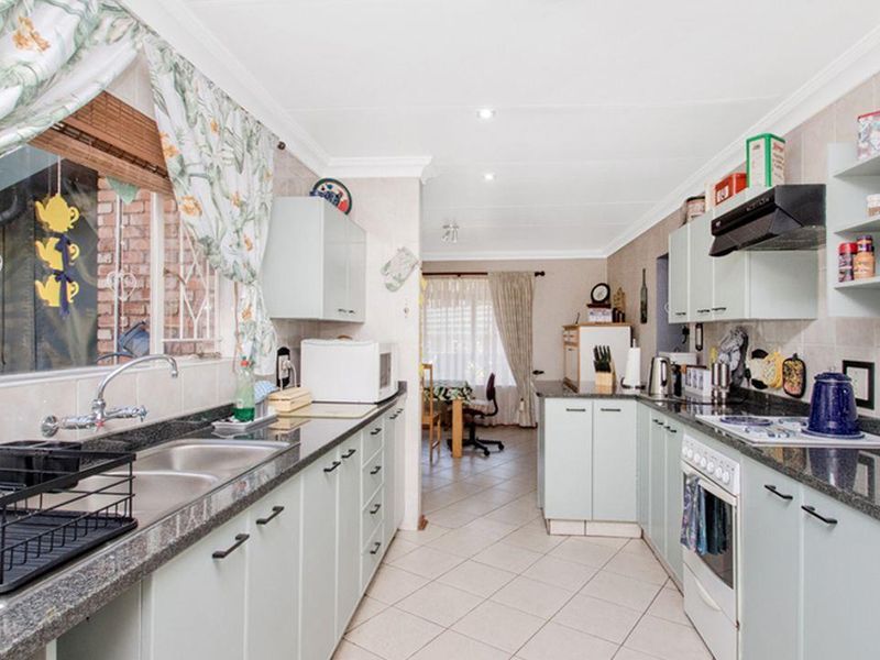 Spacious and Well-Maintained Family Home in the Heart of Wilro Park! - Photo 4