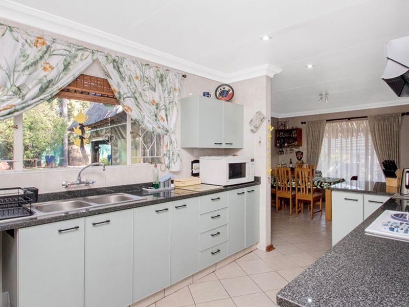 Spacious and Well-Maintained Family Home in the Heart of Wilro Park! - Photo 9