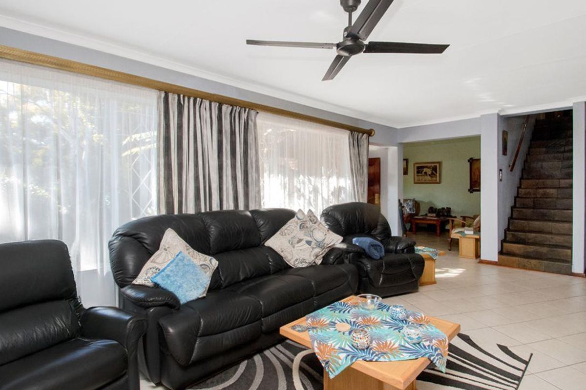 Spacious and Well-Maintained Family Home in the Heart of Wilro Park! - Photo 3
