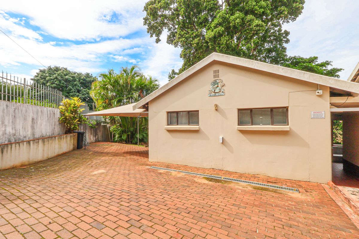 Spacious Three Bedroom House with Cottage - Photo 4