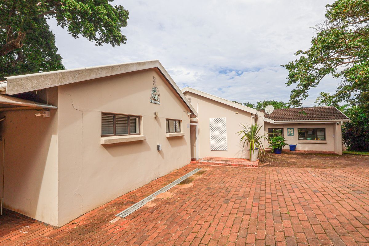 Spacious Three Bedroom House with Cottage - Photo 3