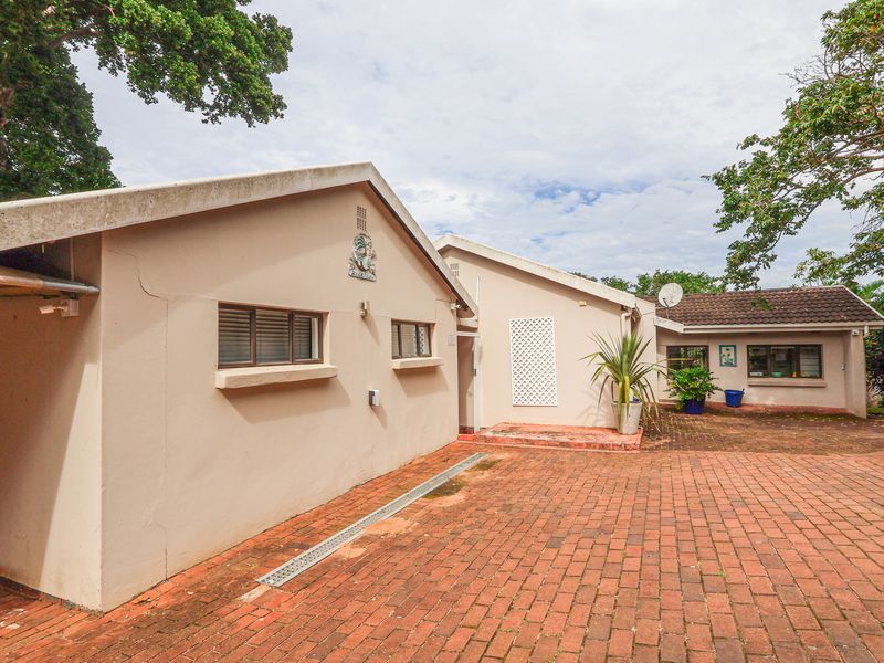 Spacious Three Bedroom House with Cottage - Photo 3