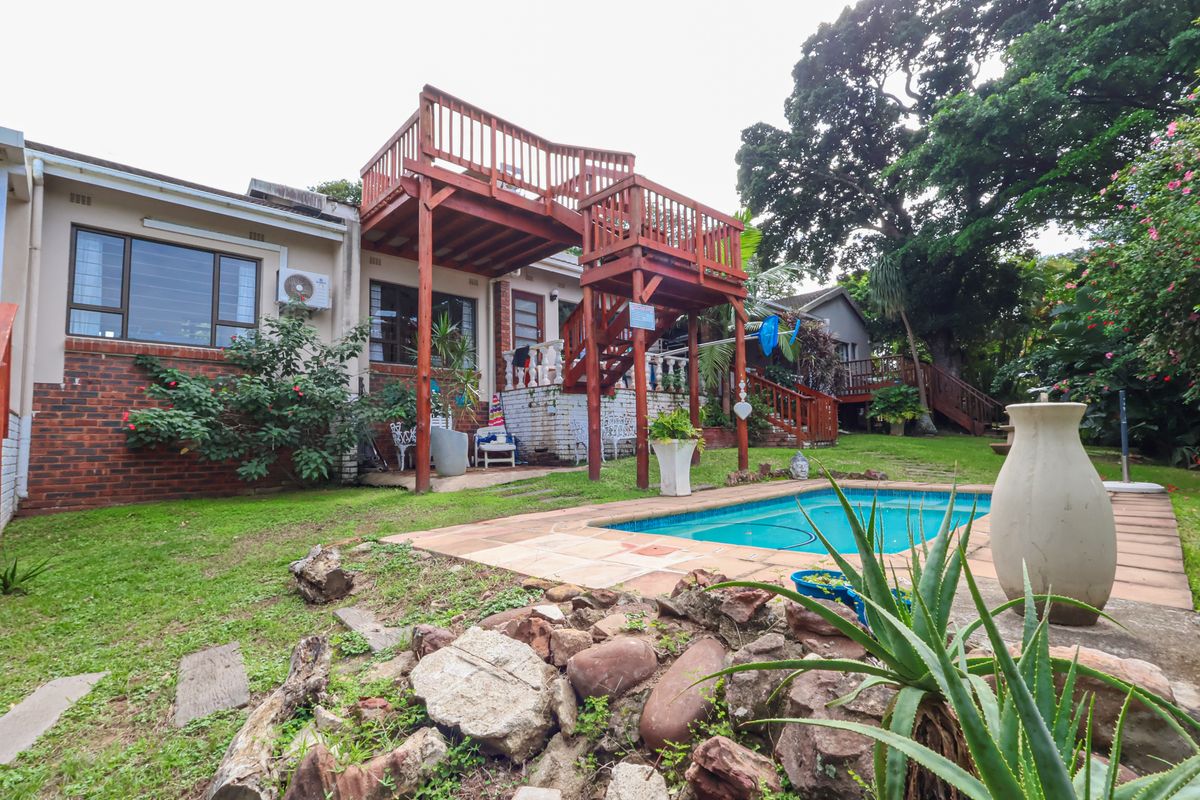 Spacious Three Bedroom House with Cottage - Photo 2