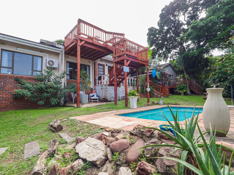 Spacious Three Bedroom House with Cottage - Photo 2