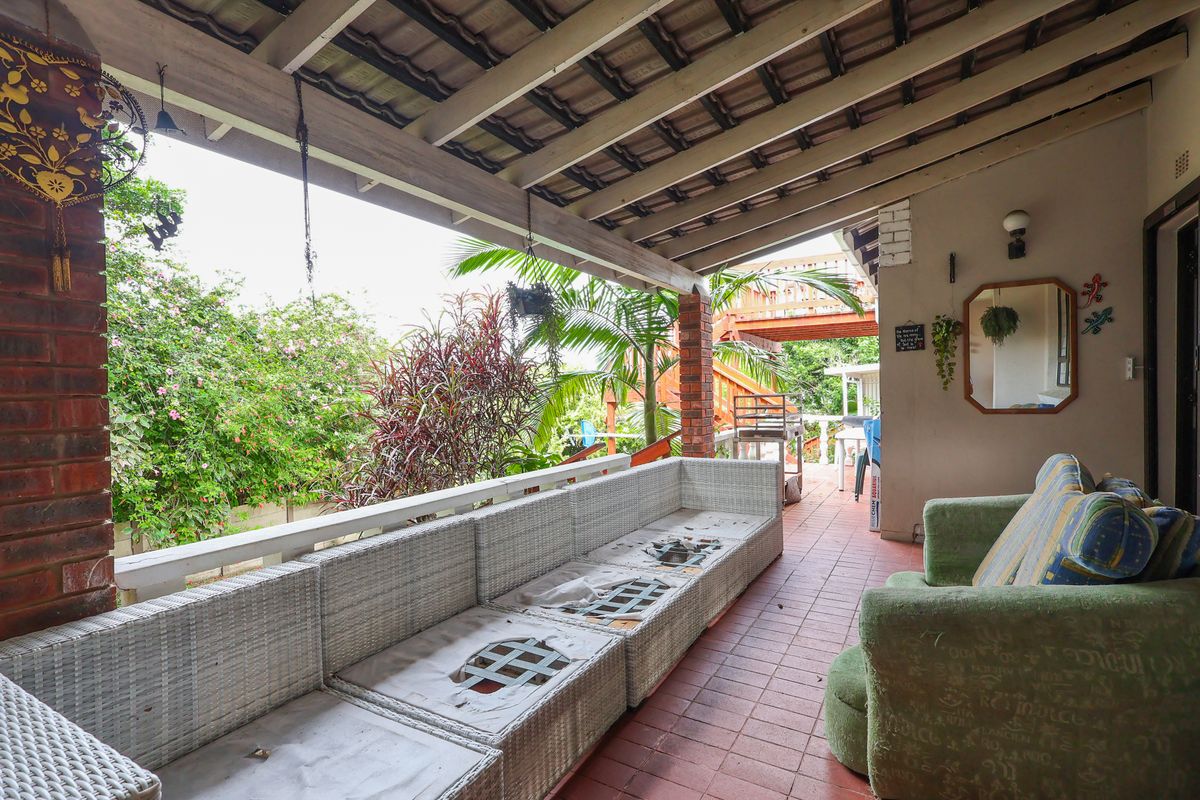 Spacious Three Bedroom House with Cottage - Photo 5