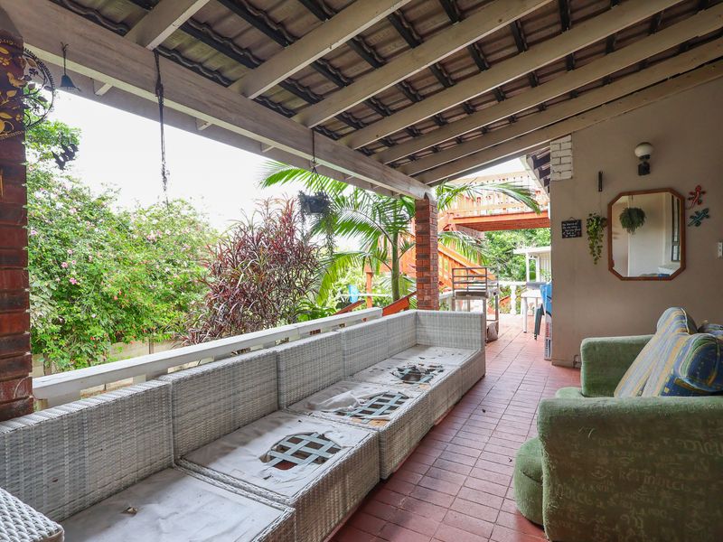 Spacious Three Bedroom House with Cottage - Photo 5