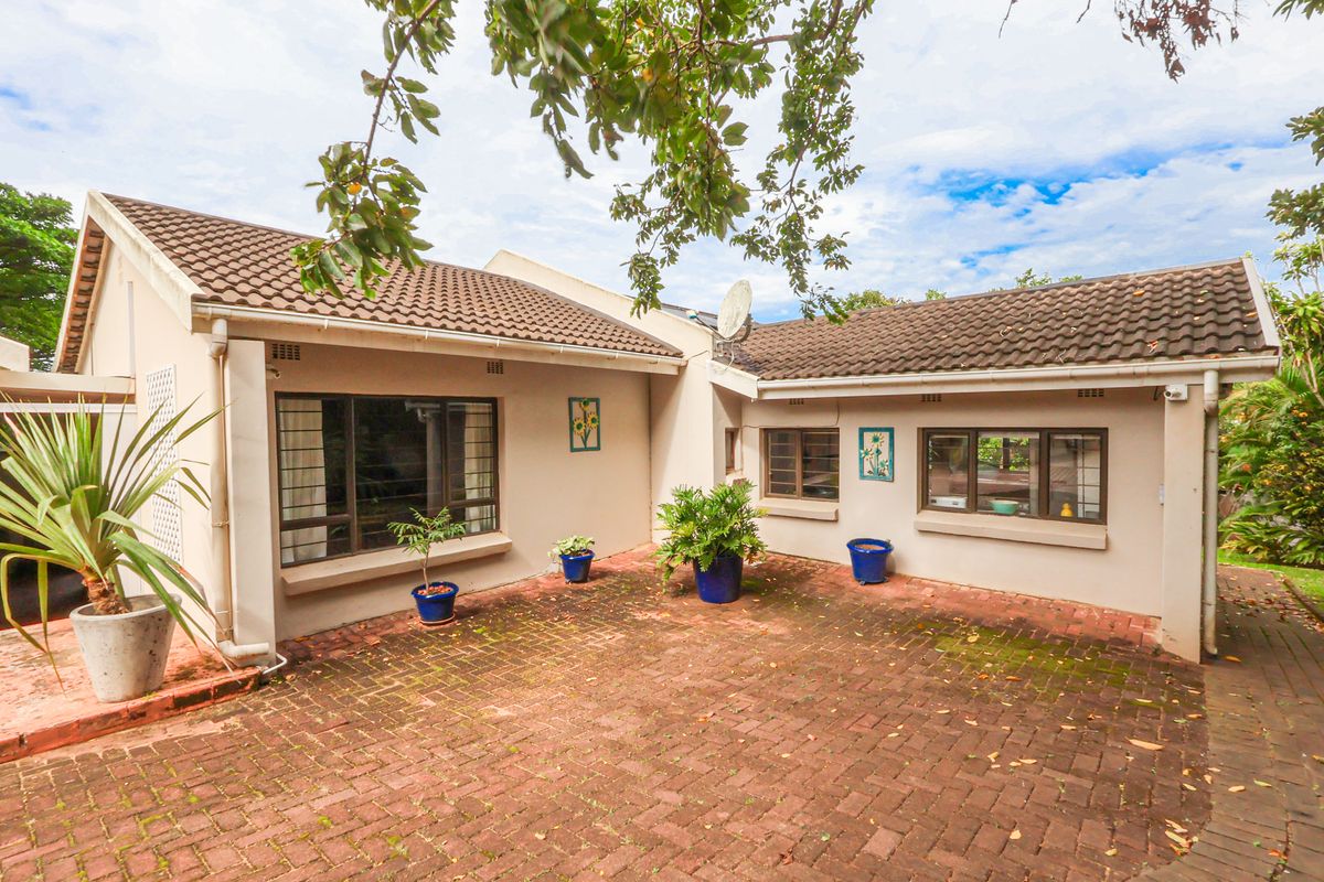 Spacious Three Bedroom House with Cottage - Photo 2