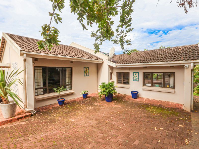 Spacious Three Bedroom House with Cottage - Photo 2