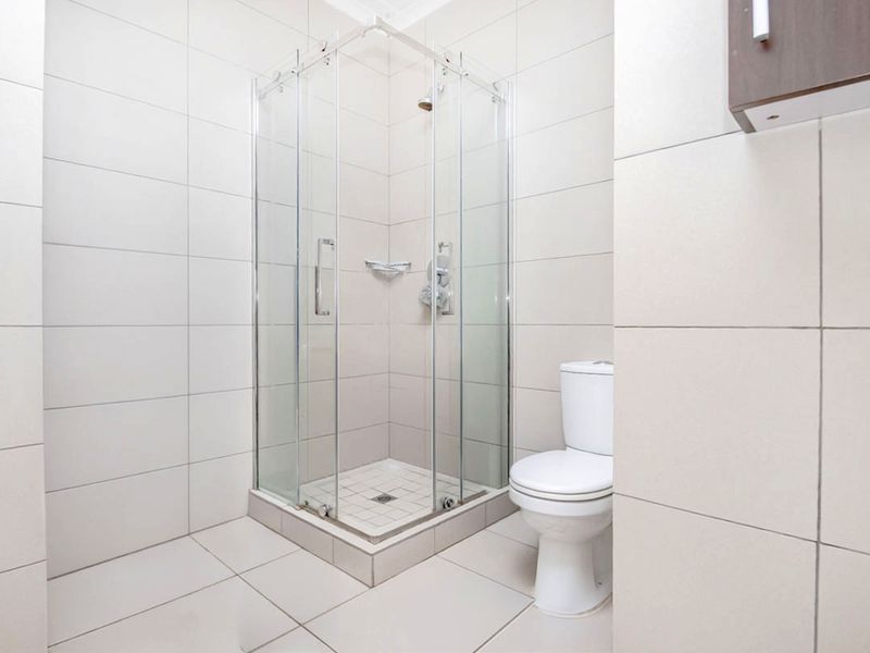 Modern 1 Bedroom , 1 Bathroom Ground floor Apartment for sale in Carlswald - Photo 7