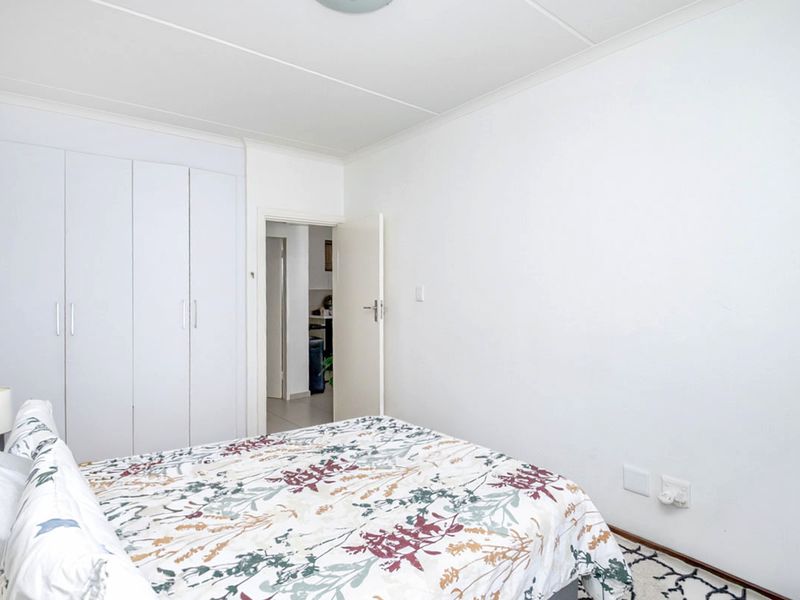 Modern 1 Bedroom , 1 Bathroom Ground floor Apartment for sale in Carlswald - Photo 6