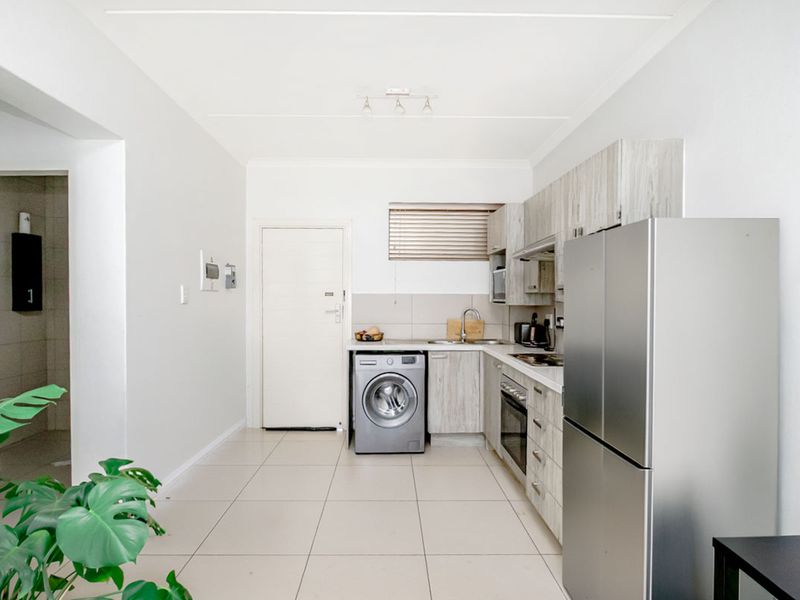 Modern 1 Bedroom , 1 Bathroom Ground floor Apartment for sale in Carlswald - Photo 2