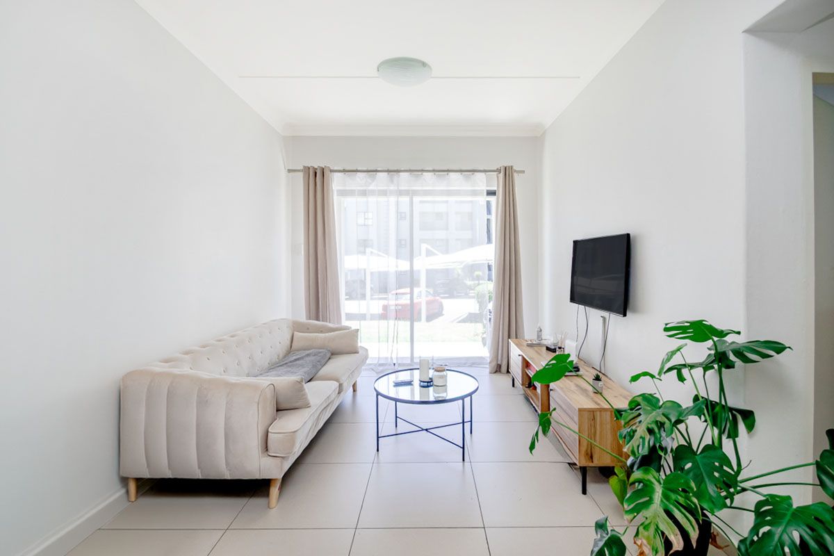 Modern 1 Bedroom , 1 Bathroom Ground floor Apartment for sale in Carlswald - Photo 4