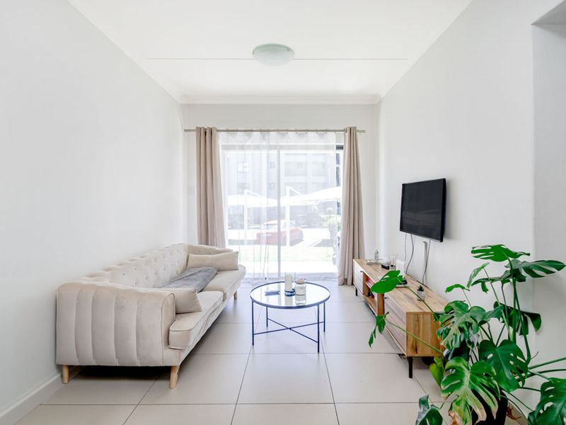 Modern 1 Bedroom , 1 Bathroom Ground floor Apartment for sale in Carlswald - Photo 4