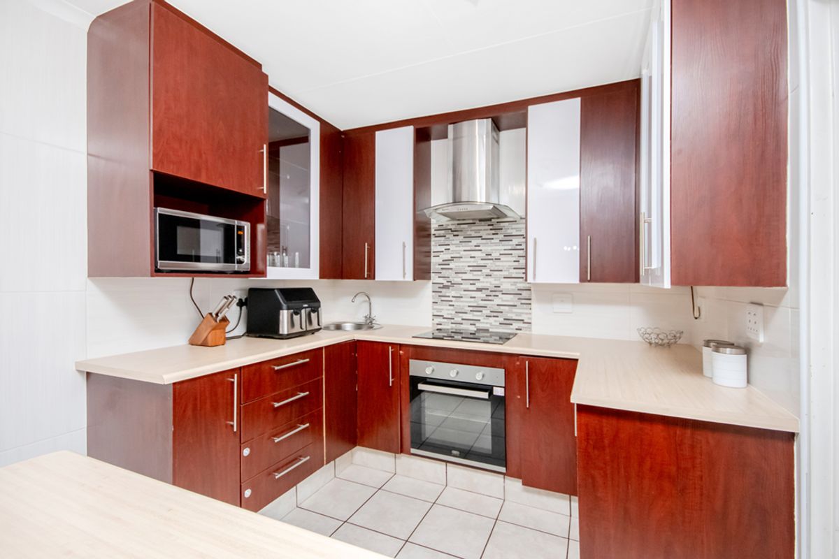 3 bedroom, 2.5 bathroom - Photo 5