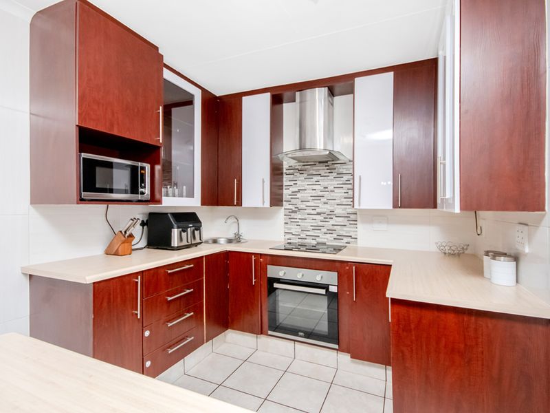 3 bedroom, 2.5 bathroom - Photo 5