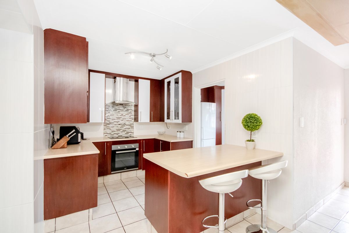 3 bedroom, 2.5 bathroom - Photo 4