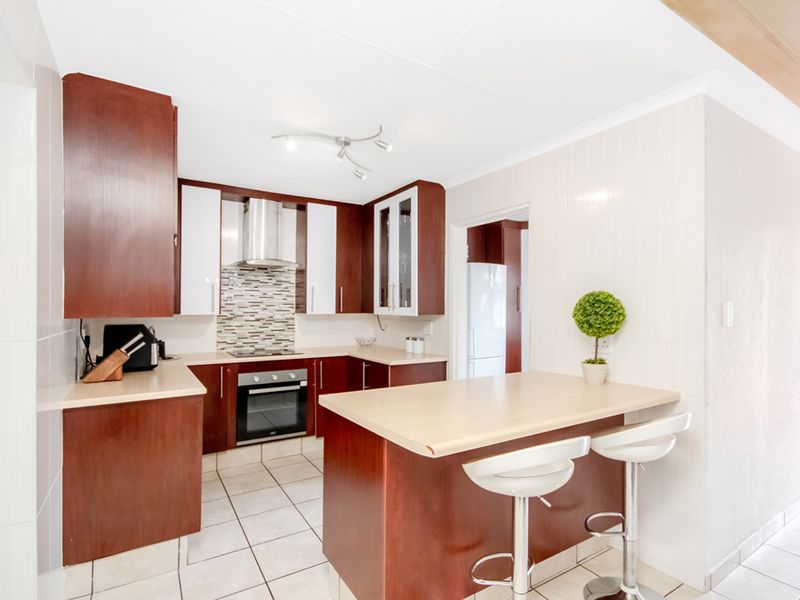 3 bedroom, 2.5 bathroom - Photo 4