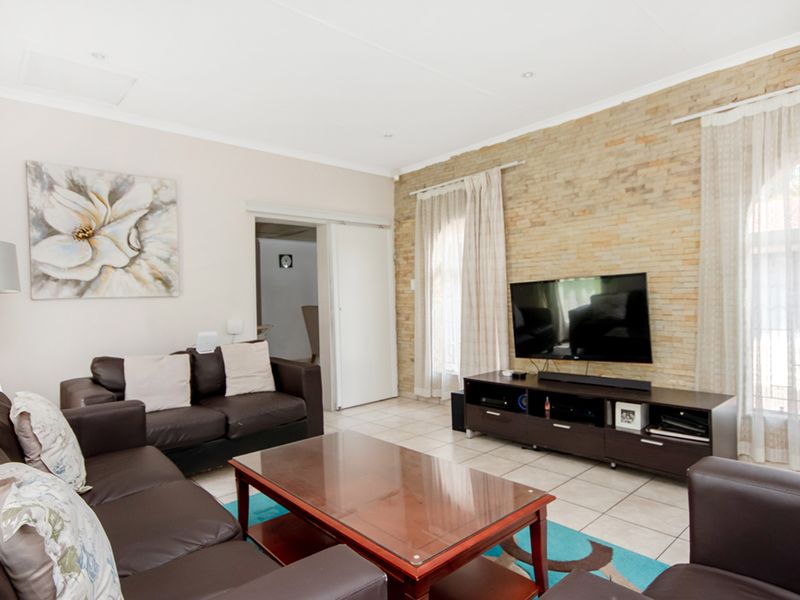 3 bedroom, 2.5 bathroom - Photo 8