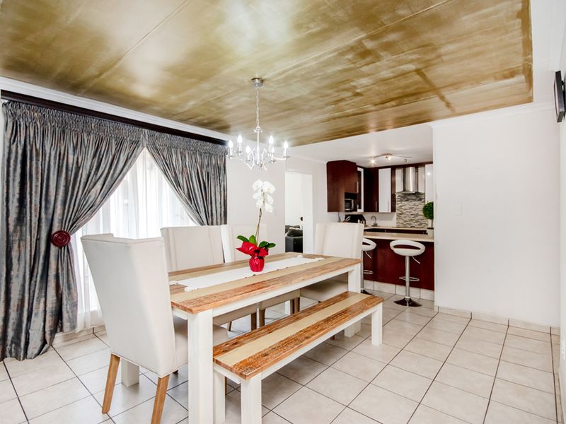 3 bedroom, 2.5 bathroom - Photo 6