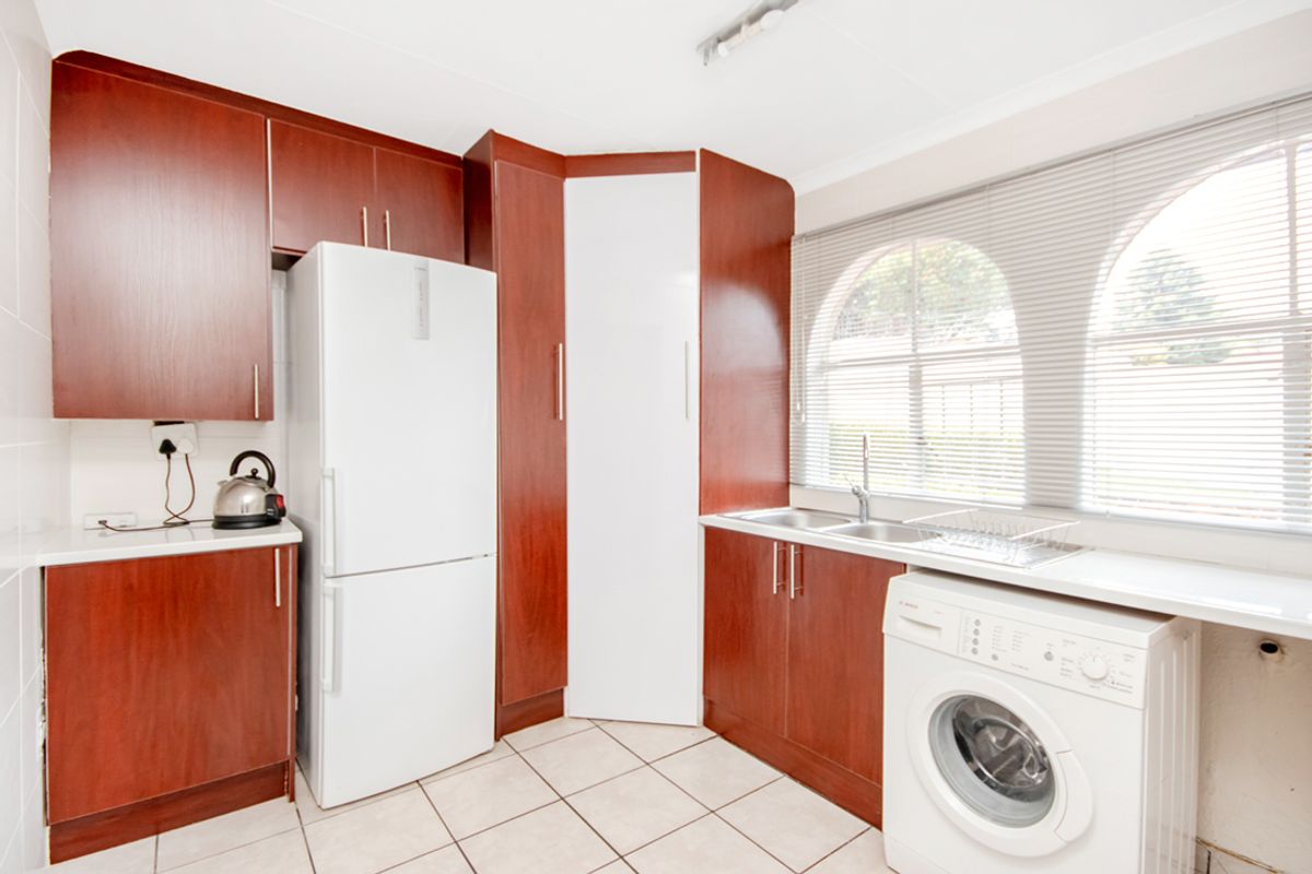 3 bedroom, 2.5 bathroom - Photo 3