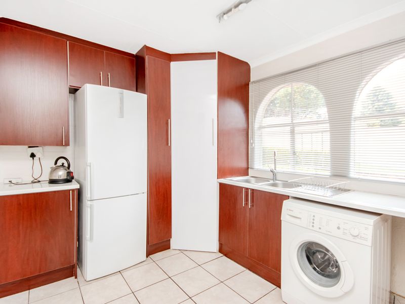 3 bedroom, 2.5 bathroom - Photo 3