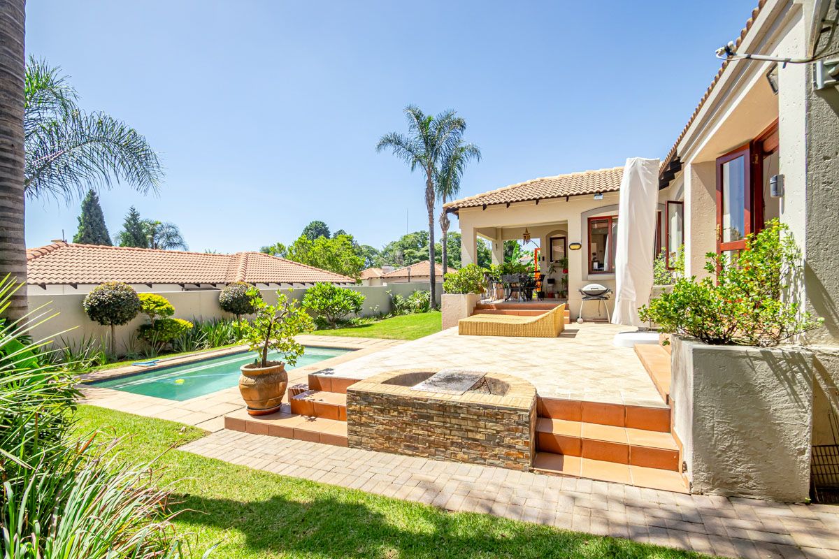 Stylish Single-Level Home with Pool, Solar Power & Private Garden - Photo 2