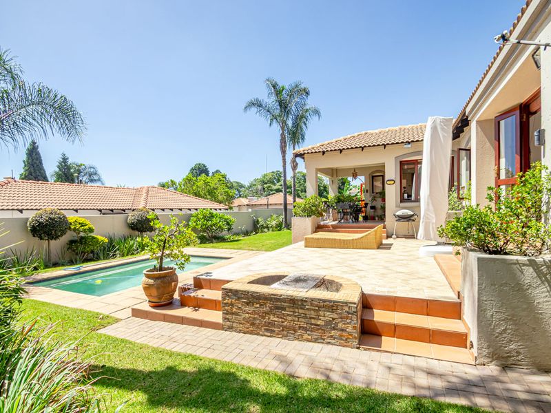 Stylish Single-Level Home with Pool, Solar Power & Private Garden - Photo 2