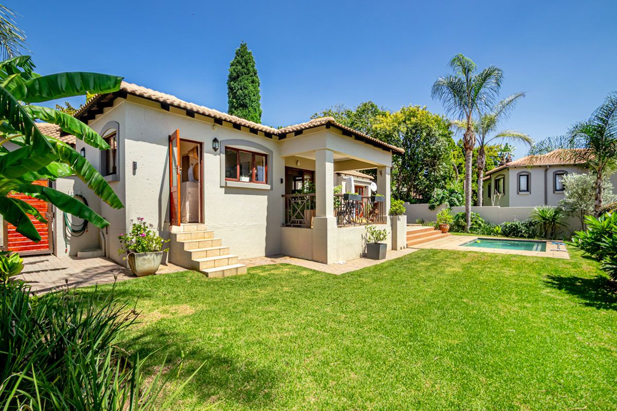 Stylish Single-Level Home with Pool, Solar Power & Private Garden - Photo 5