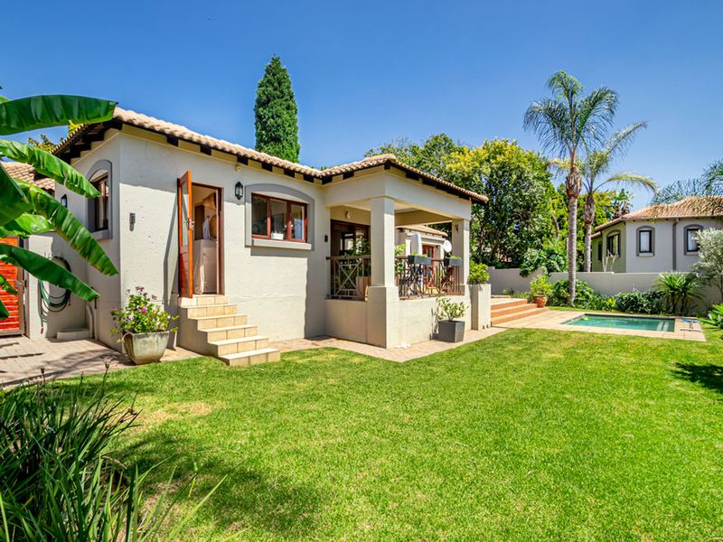 Stylish Single-Level Home with Pool, Solar Power & Private Garden - Photo 5