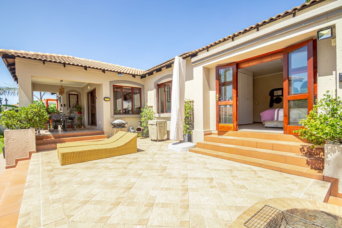 Stylish Single-Level Home with Pool, Solar Power & Private Garden - Photo 4