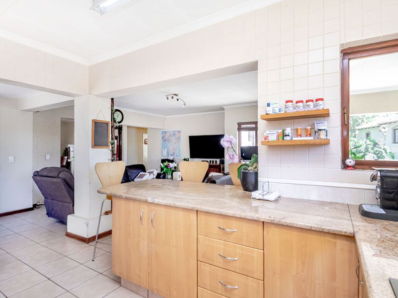 Stylish Single-Level Home with Pool, Solar Power & Private Garden - Photo 10